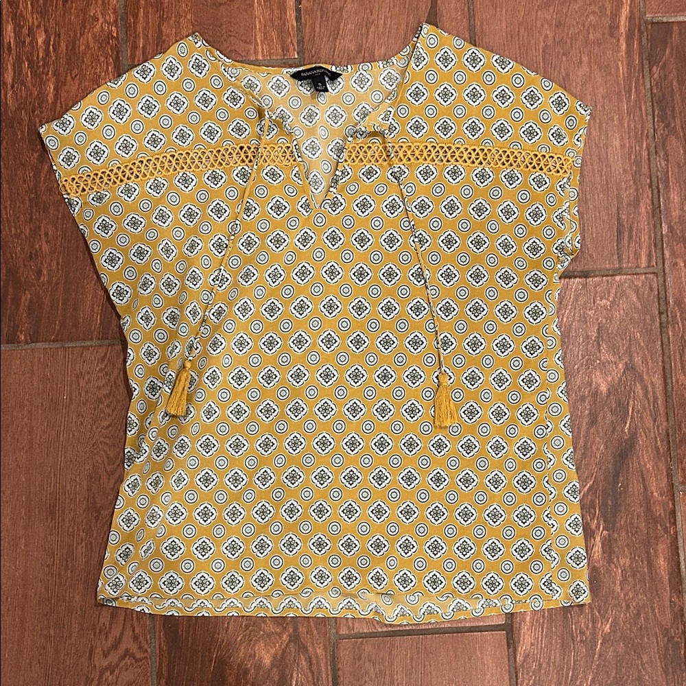 Banana republic size S mustard yellow medallion top